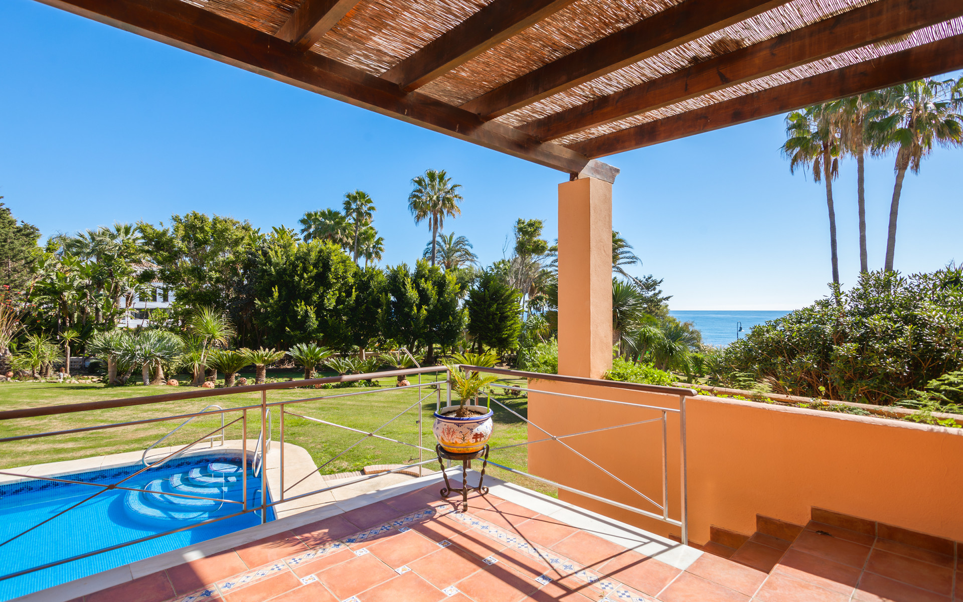 Frontline beach villa 8 bedrooms in Estepona