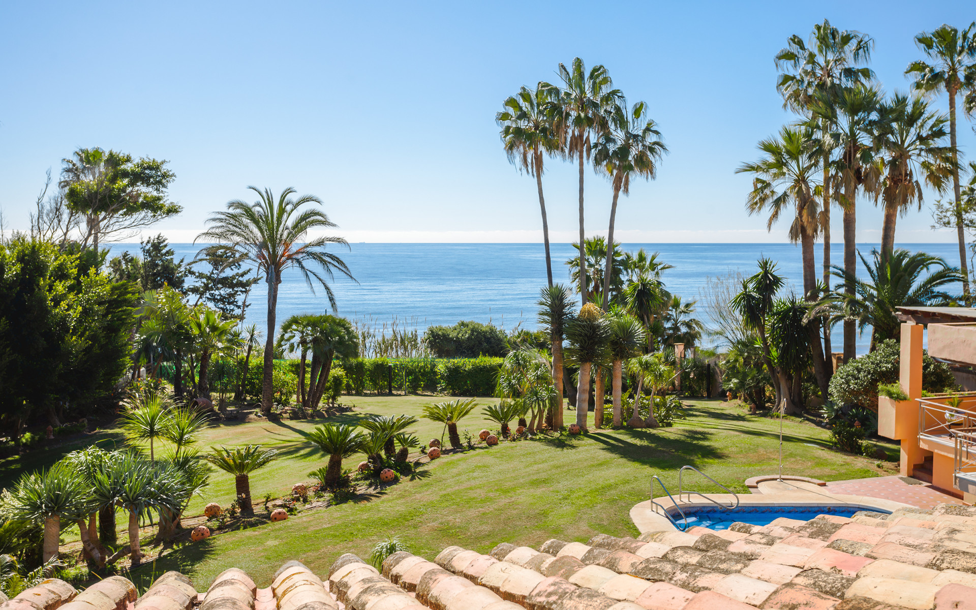 Frontline beach villa 8 bedrooms in Estepona