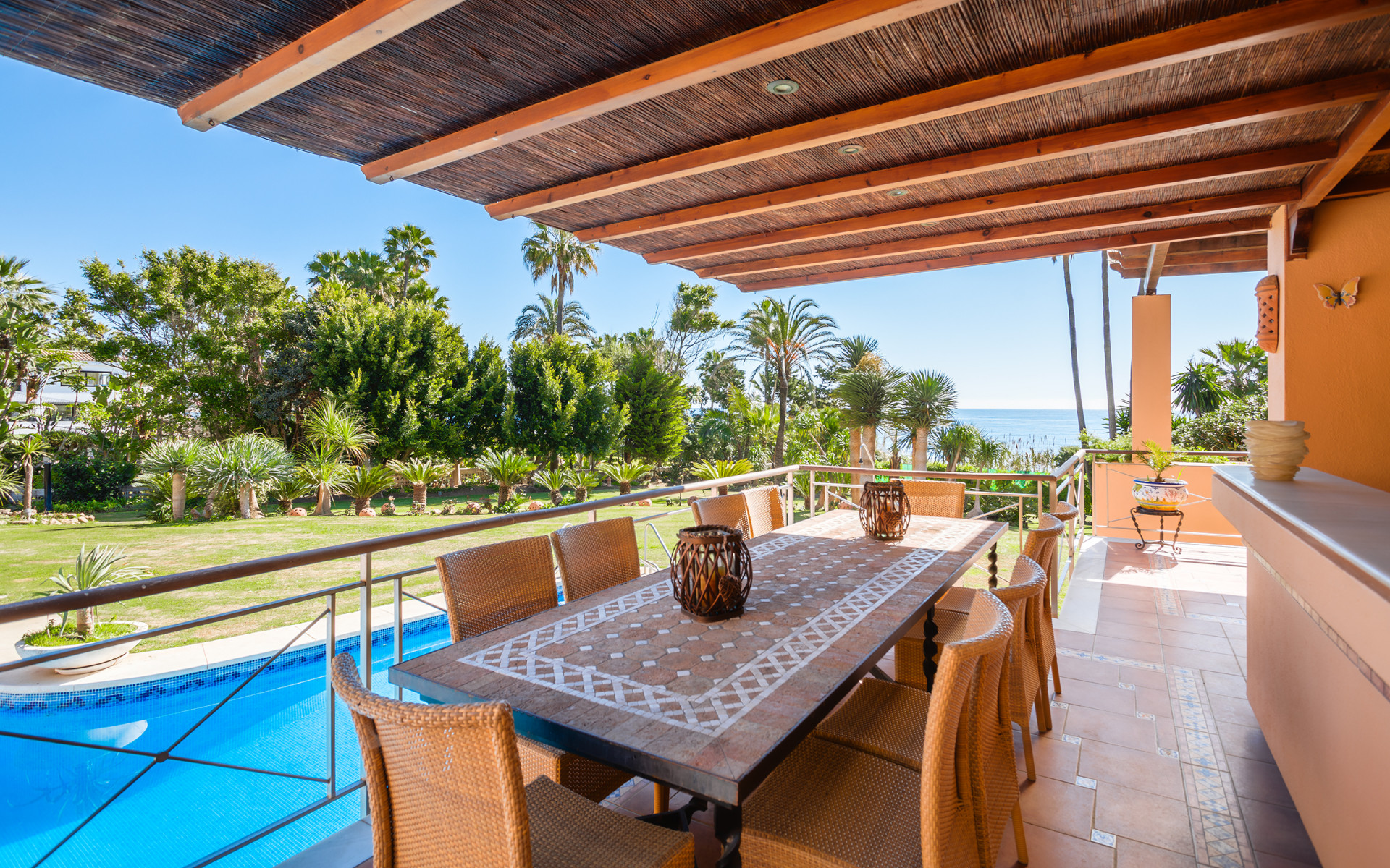 Frontline beach villa 8 bedrooms in Estepona