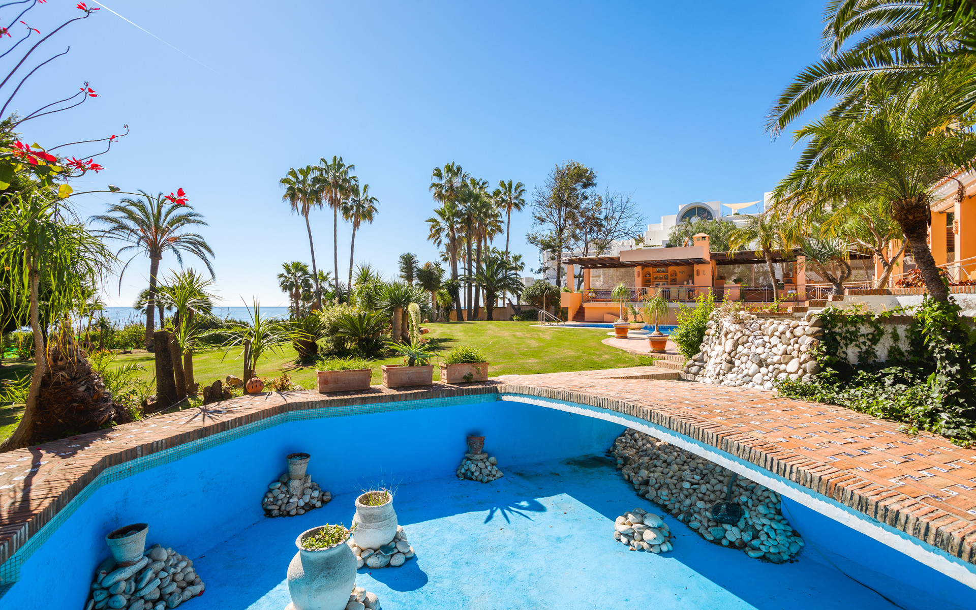 Frontline beach villa 8 bedrooms in Estepona