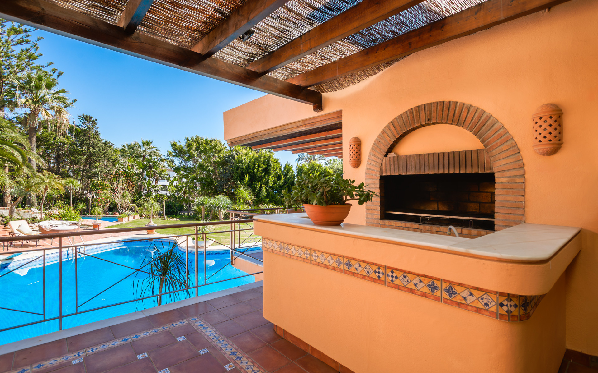 Frontline beach villa 8 bedrooms in Estepona