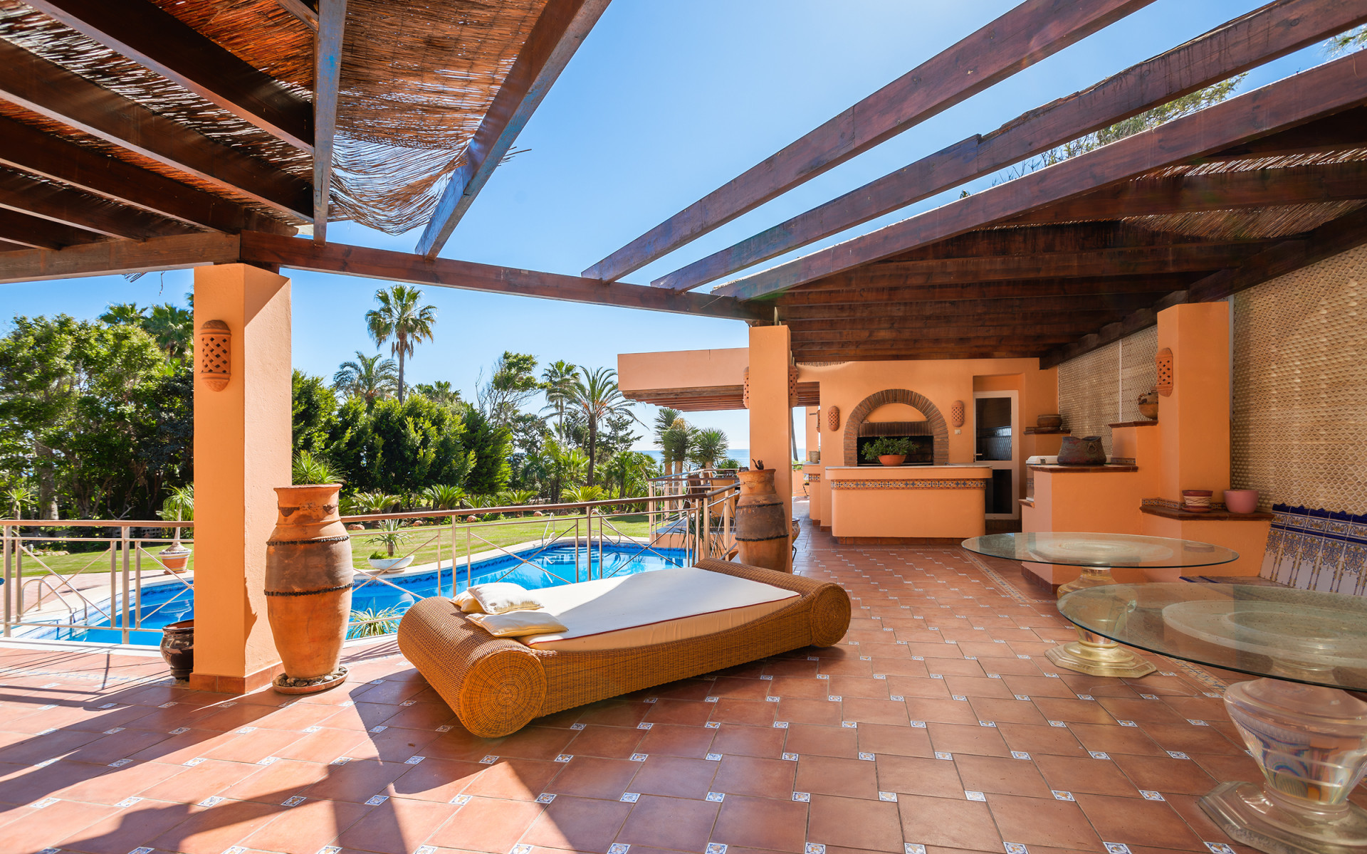 Frontline beach villa 8 bedrooms in Estepona