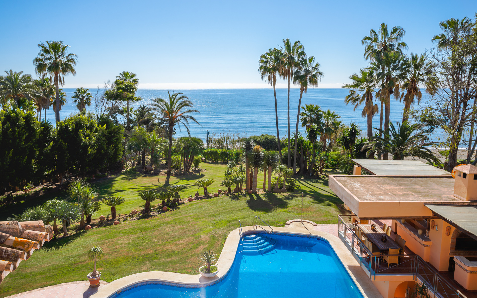 Frontline beach villa 8 bedrooms in Estepona