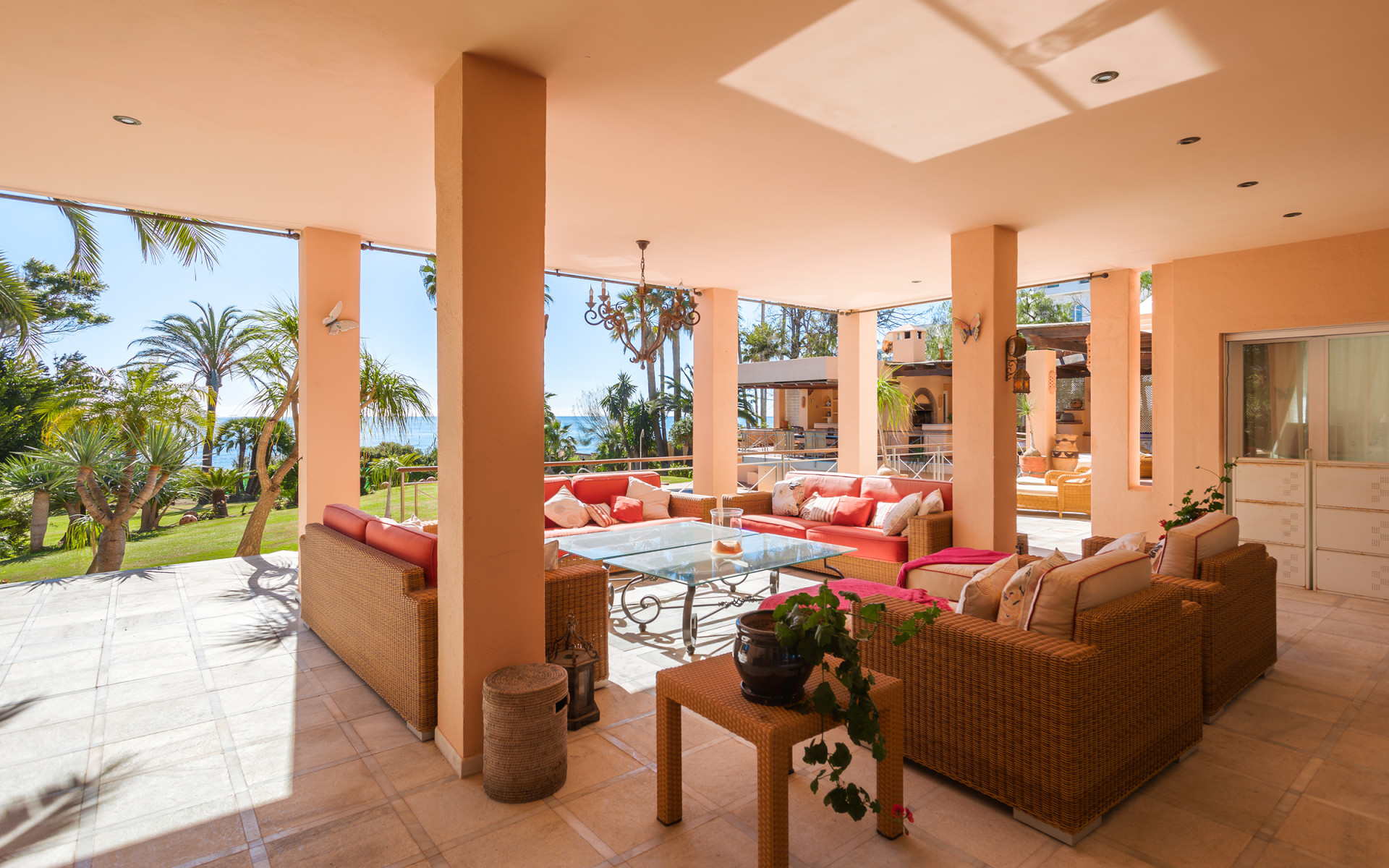 Frontline beach villa 8 bedrooms in Estepona