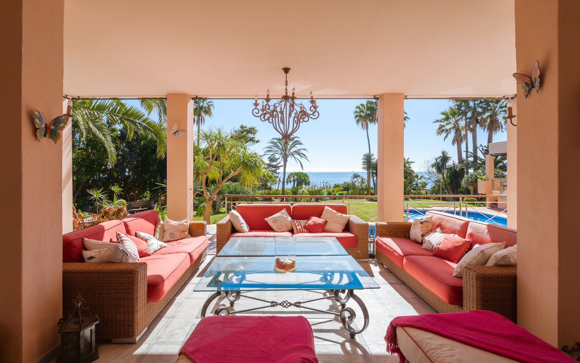 Frontline beach villa 8 bedrooms in Estepona