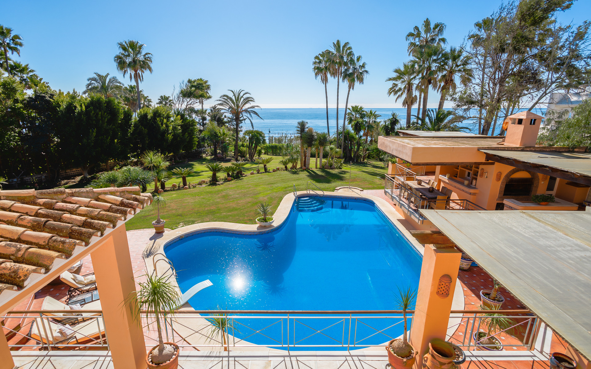 Frontline beach villa 8 bedrooms in Estepona