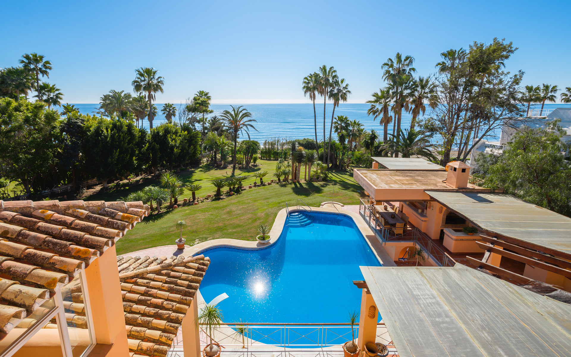 Frontline beach villa 8 bedrooms in Estepona