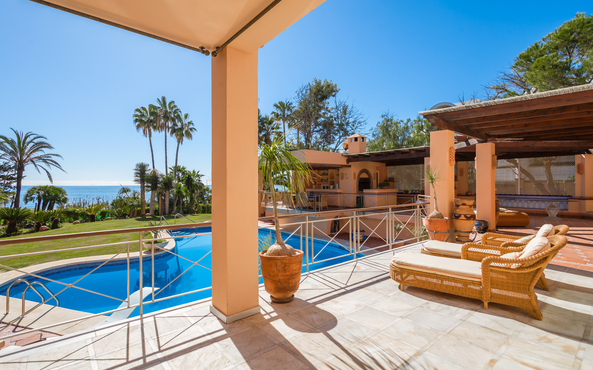 Frontline beach villa 8 bedrooms in Estepona