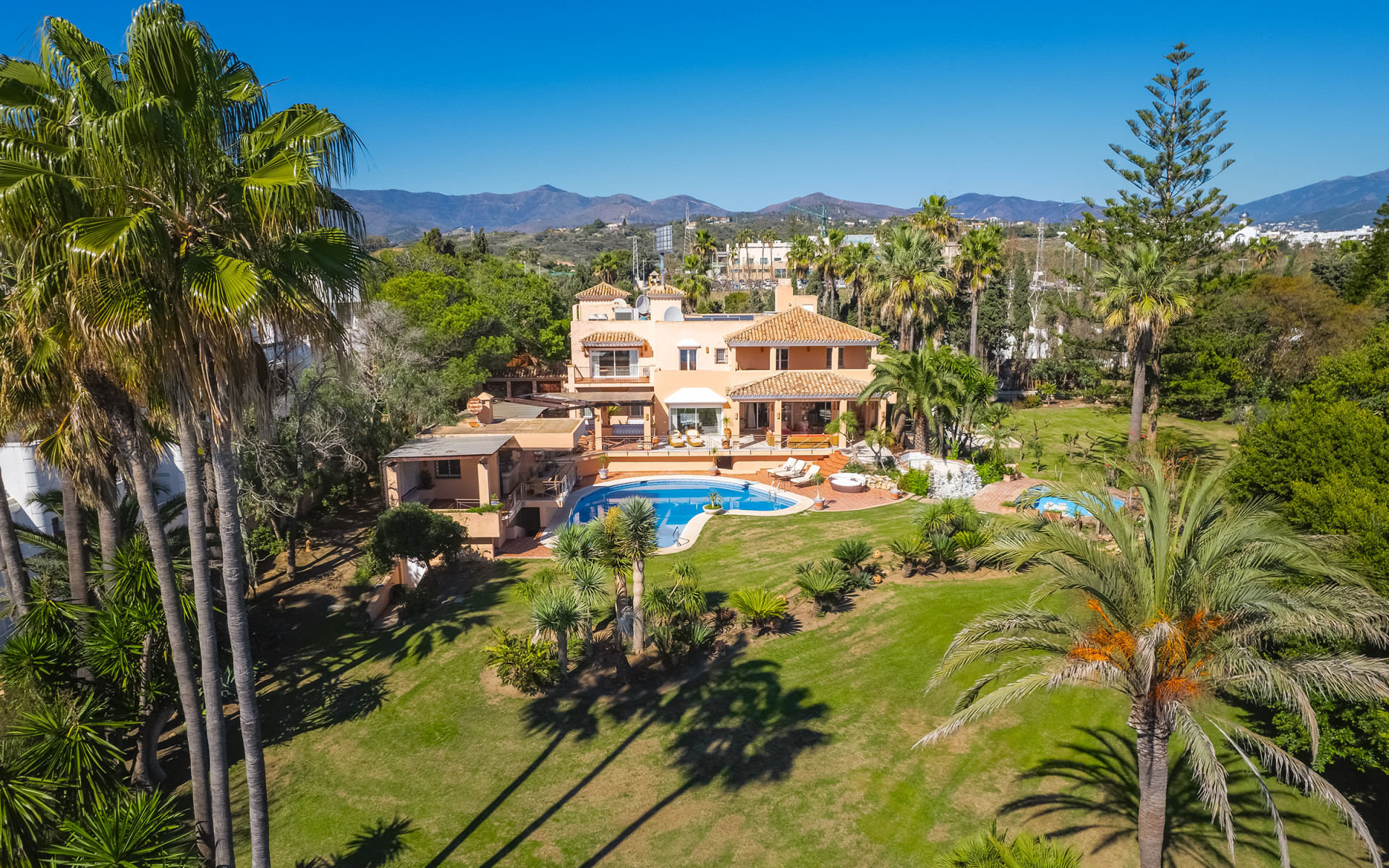 Frontline beach villa 8 bedrooms in Estepona