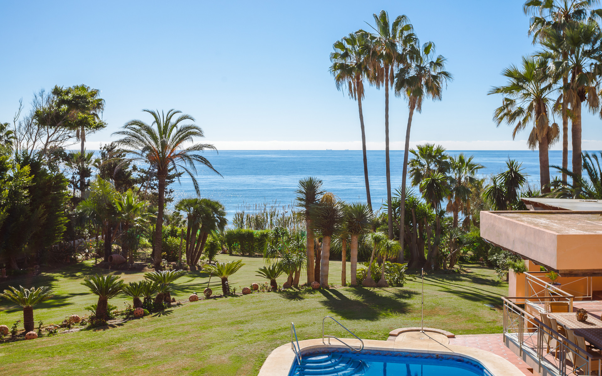 Frontline beach villa 8 bedrooms in Estepona