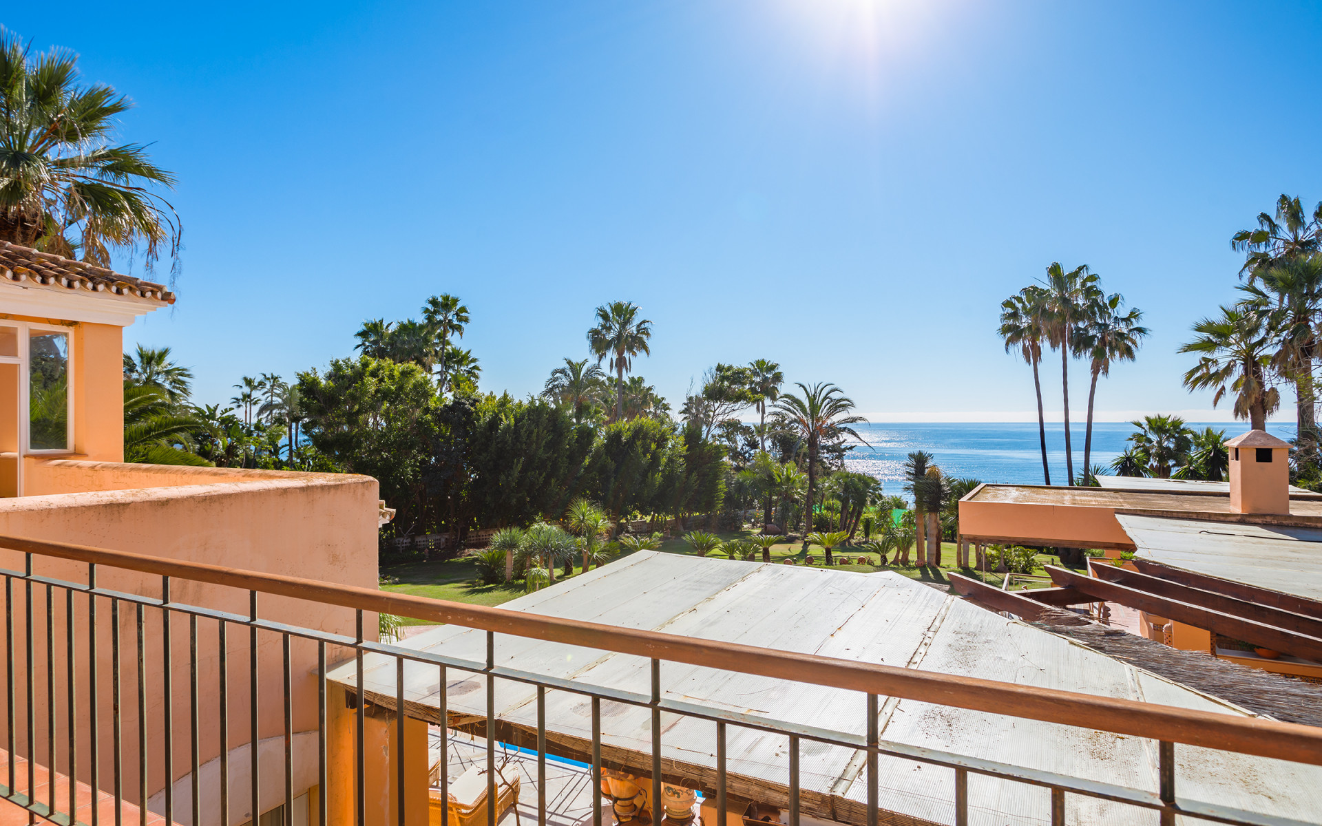 Frontline beach villa 8 bedrooms in Estepona