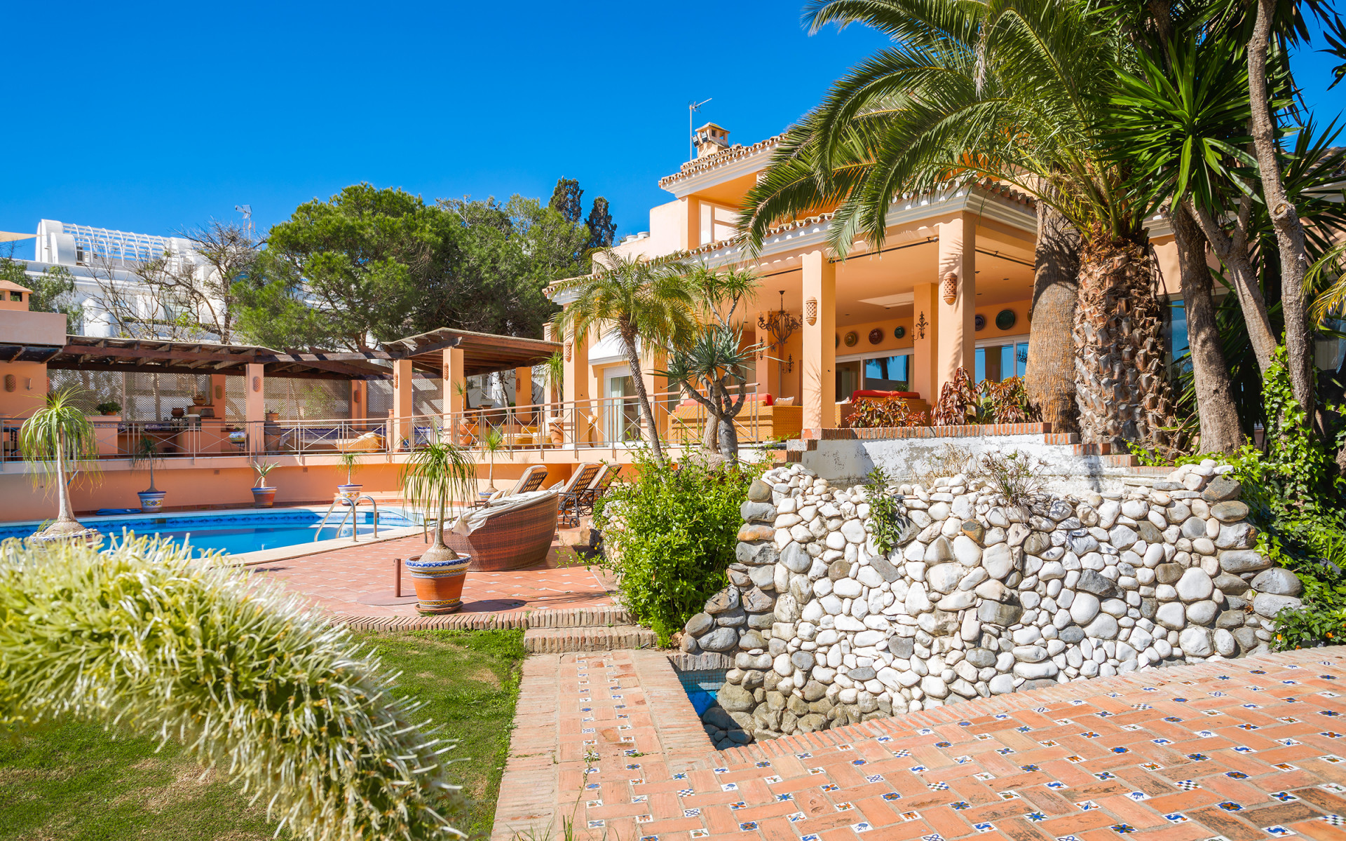 Frontline beach villa 8 bedrooms in Estepona