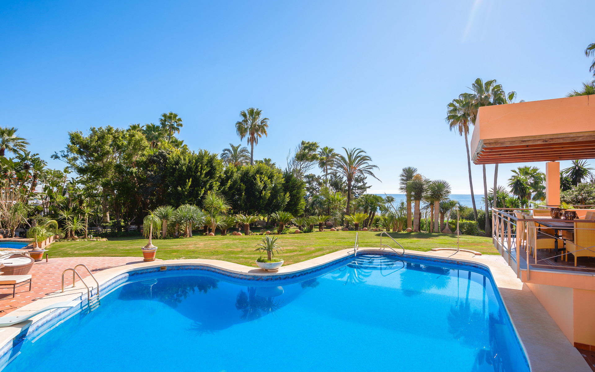 Frontline beach villa 8 bedrooms in Estepona