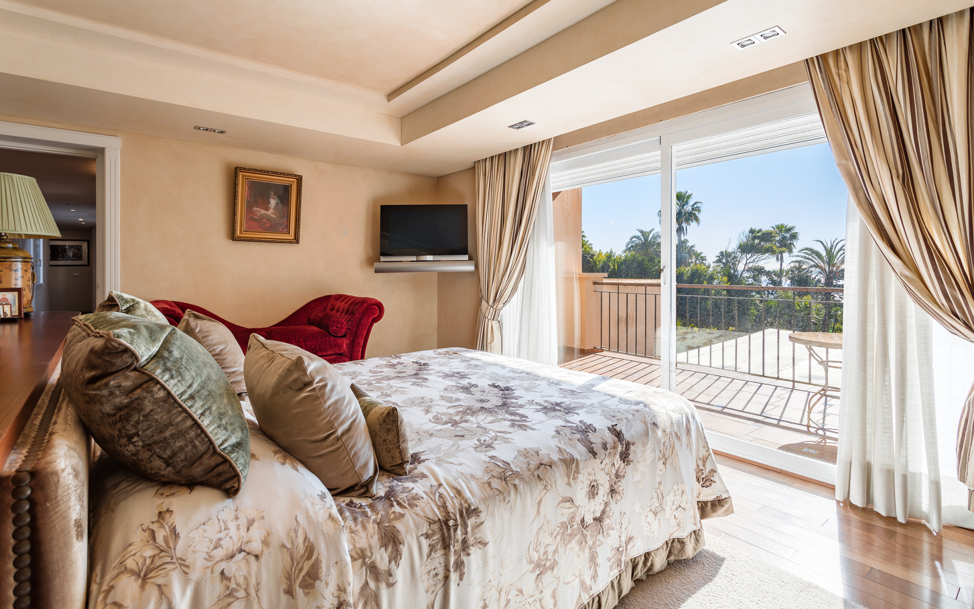 Frontline beach villa 8 bedrooms in Estepona