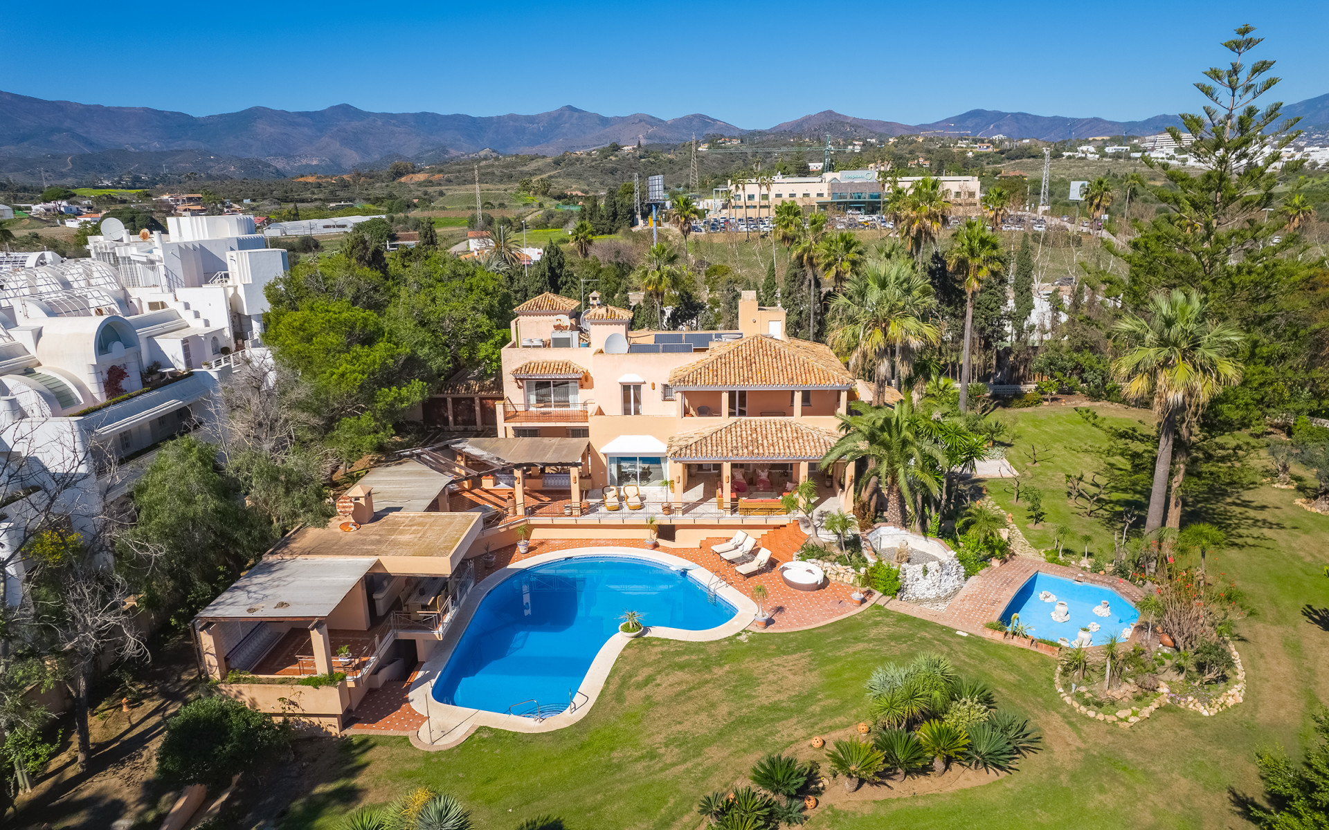 Frontline beach villa 8 bedrooms in Estepona