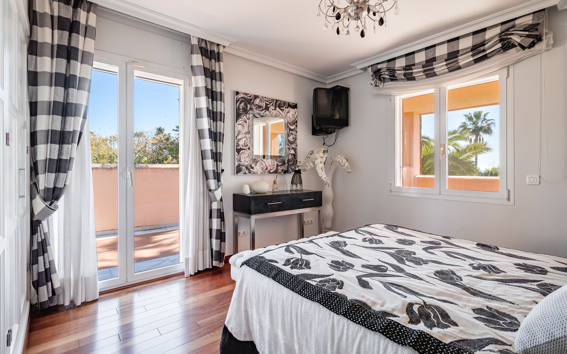 Frontline beach villa 8 bedrooms in Estepona