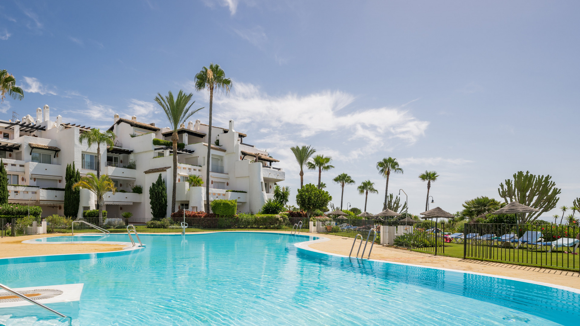 Fully renovated ground-floor apartment in beach side complex in Estepona