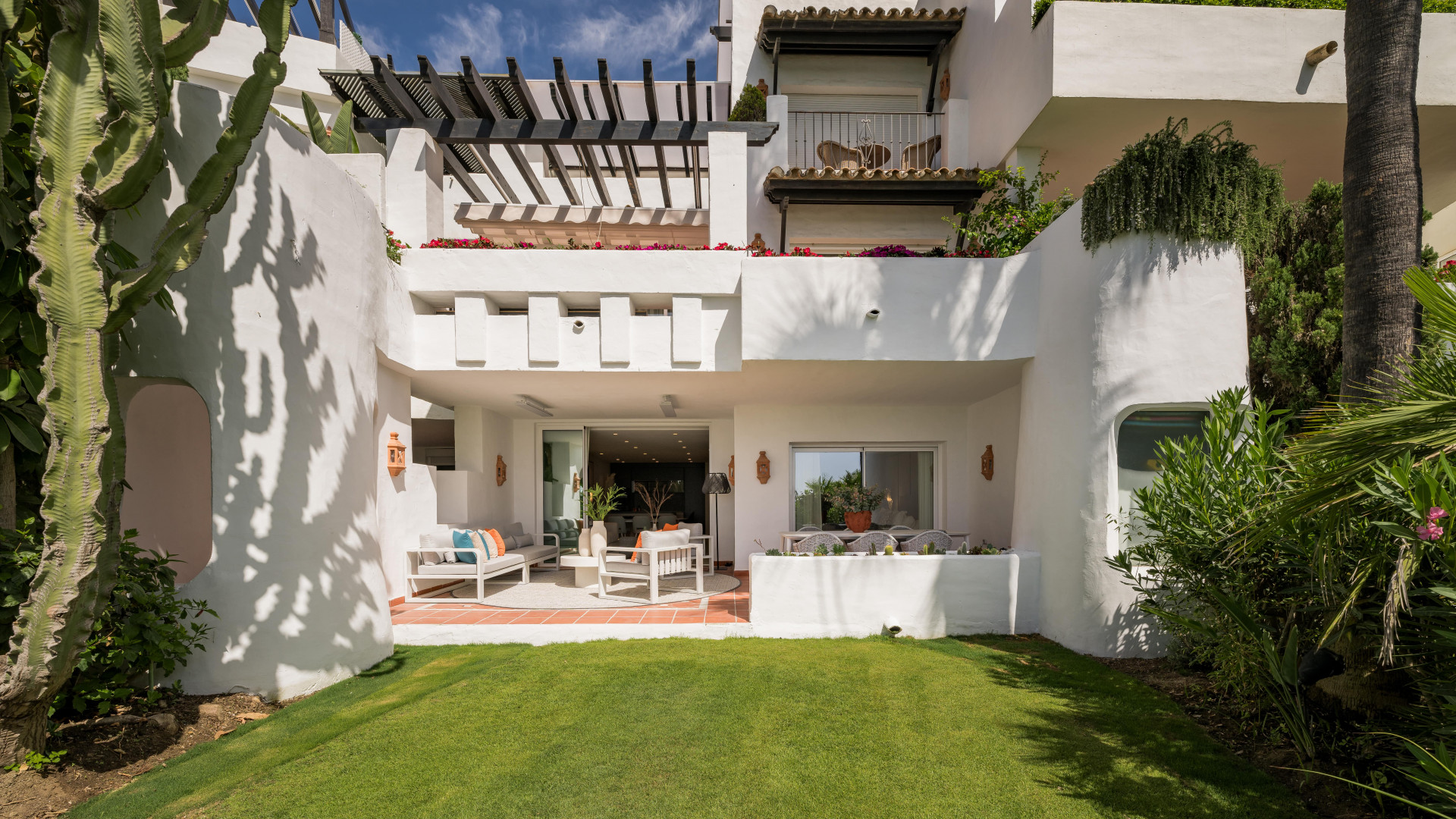 Fully renovated ground-floor apartment in beach side complex in Estepona