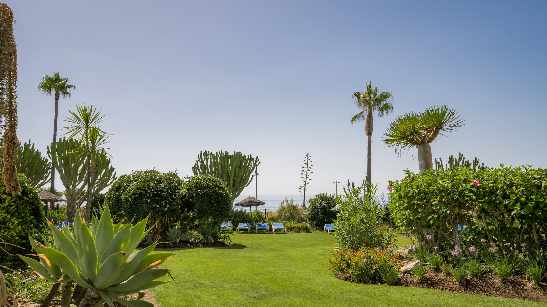 Fully renovated ground-floor apartment in beach side complex in Estepona