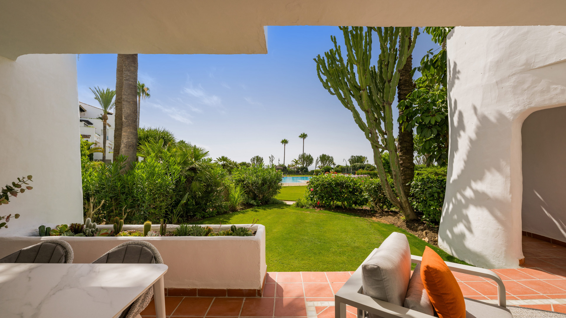 Fully renovated ground-floor apartment in beach side complex in Estepona