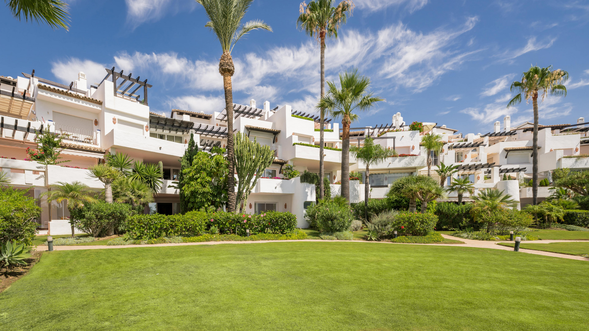 Fully renovated ground-floor apartment in beach side complex in Estepona