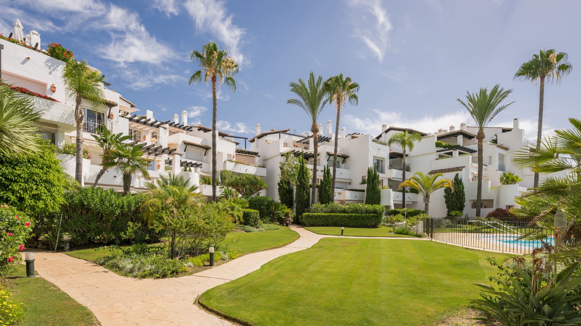 Fully renovated ground-floor apartment in beach side complex in Estepona