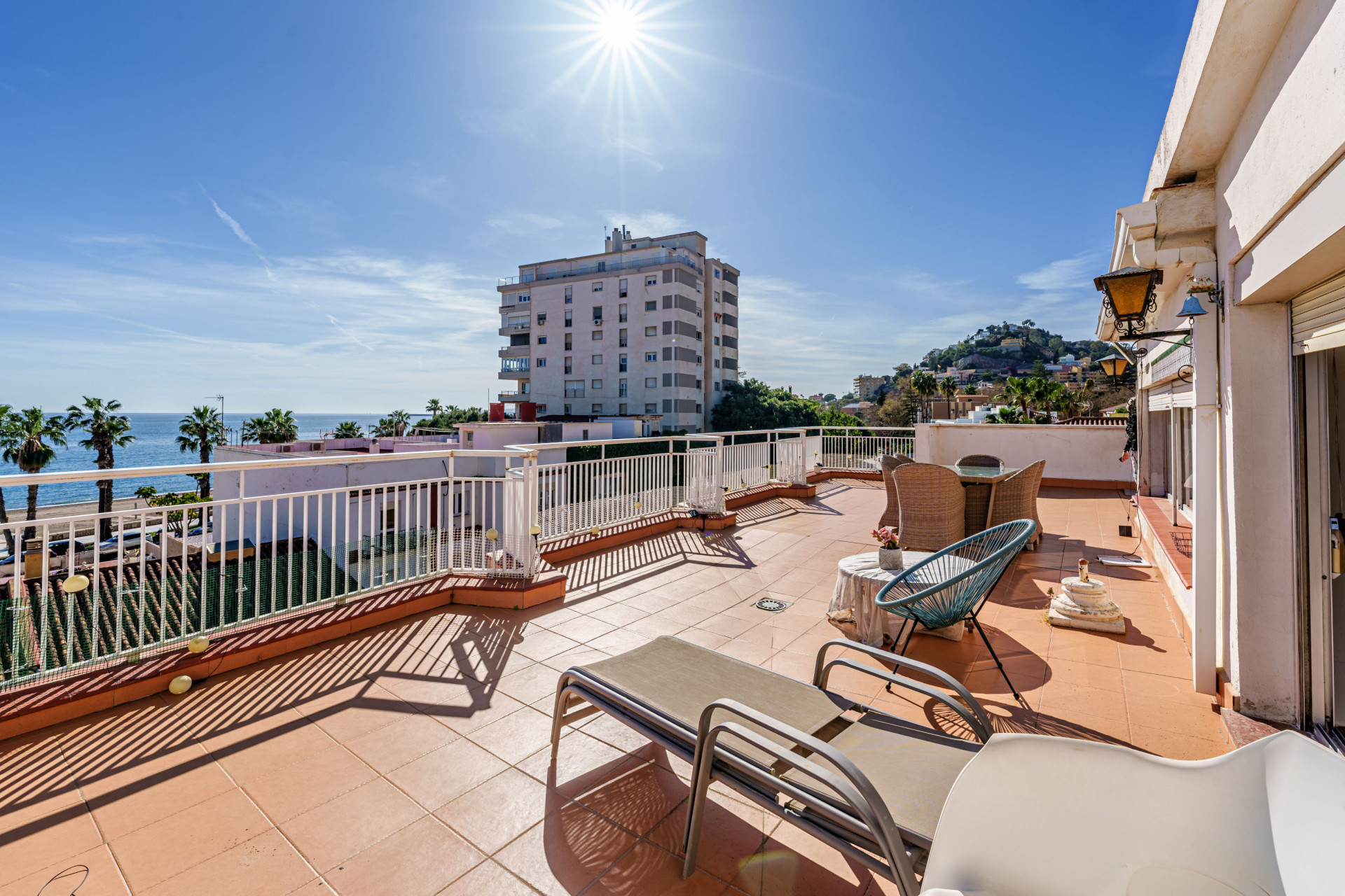 Ruim penthouse aan het strand met uitzicht op zee in El Limonar in Malaga