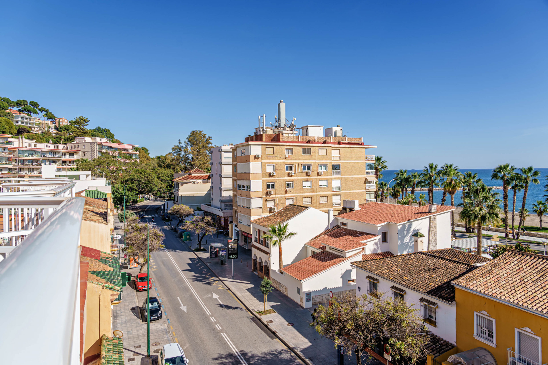 Ruim penthouse aan het strand met uitzicht op zee in El Limonar in Malaga