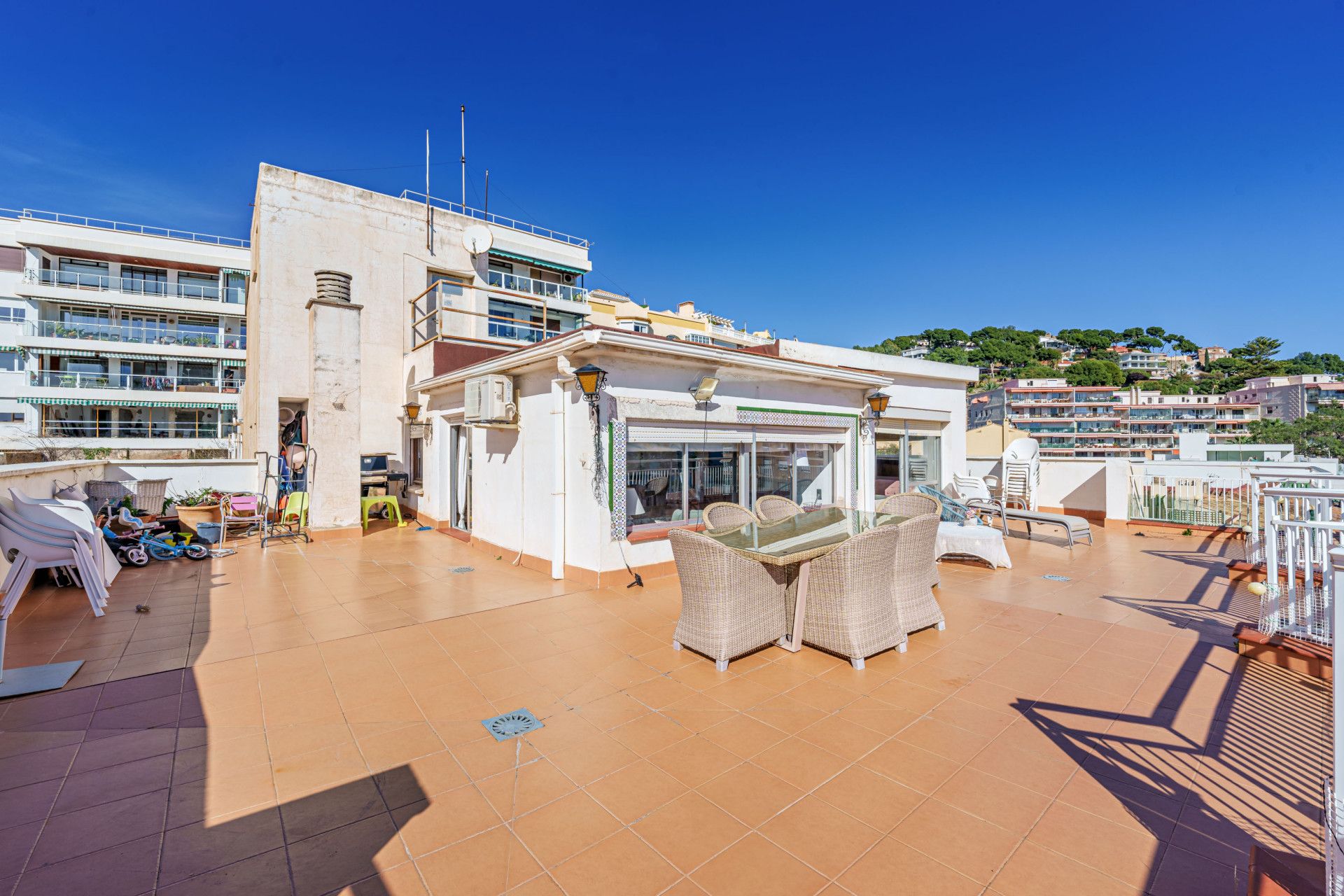 Spacious beachside penthouse with sea views in El Limonar in Malaga