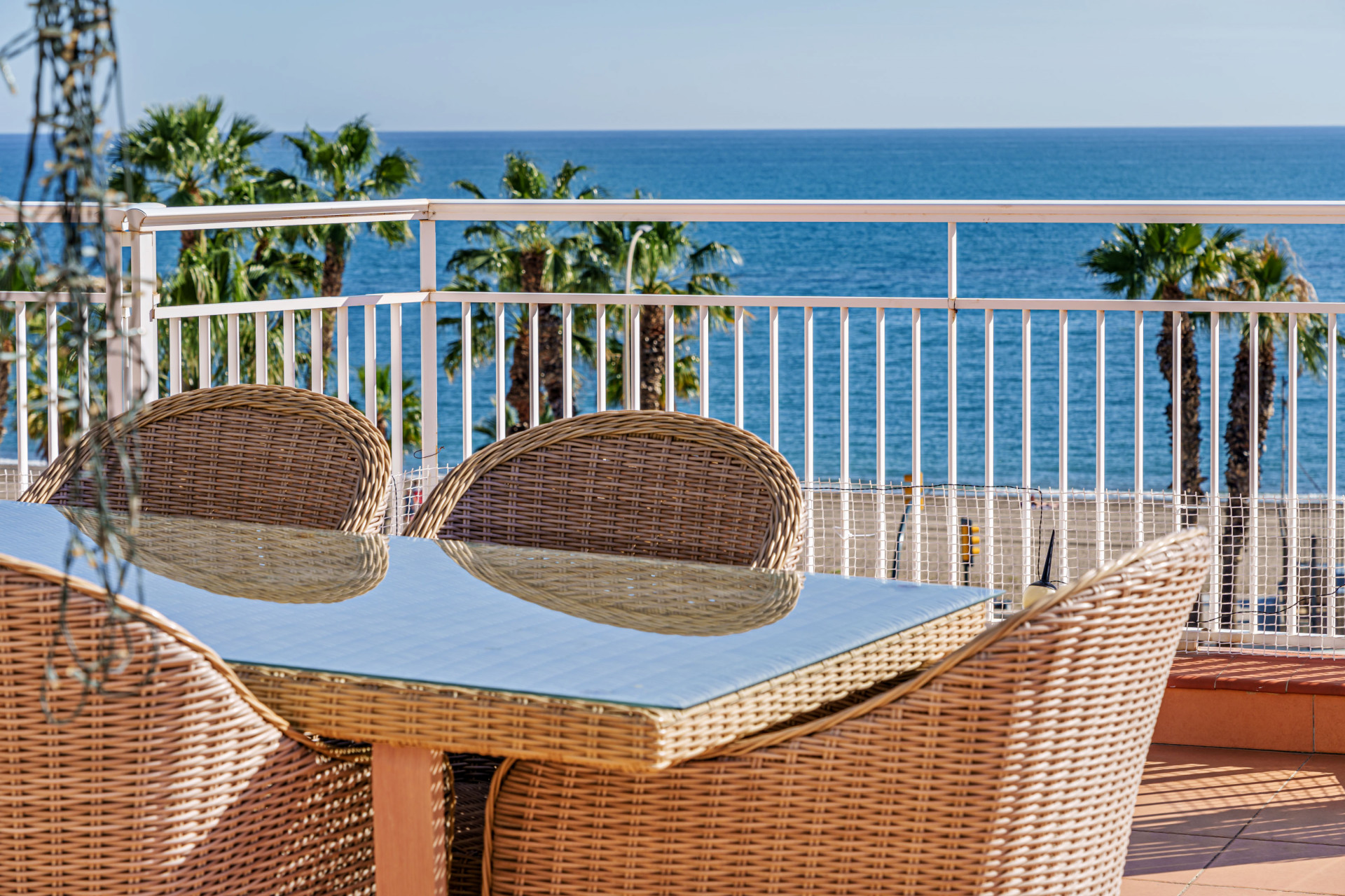 Ruim penthouse aan het strand met uitzicht op zee in El Limonar in Malaga