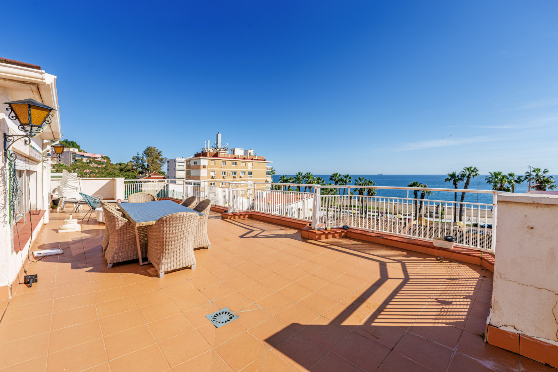 Ruim penthouse aan het strand met uitzicht op zee in El Limonar in Malaga