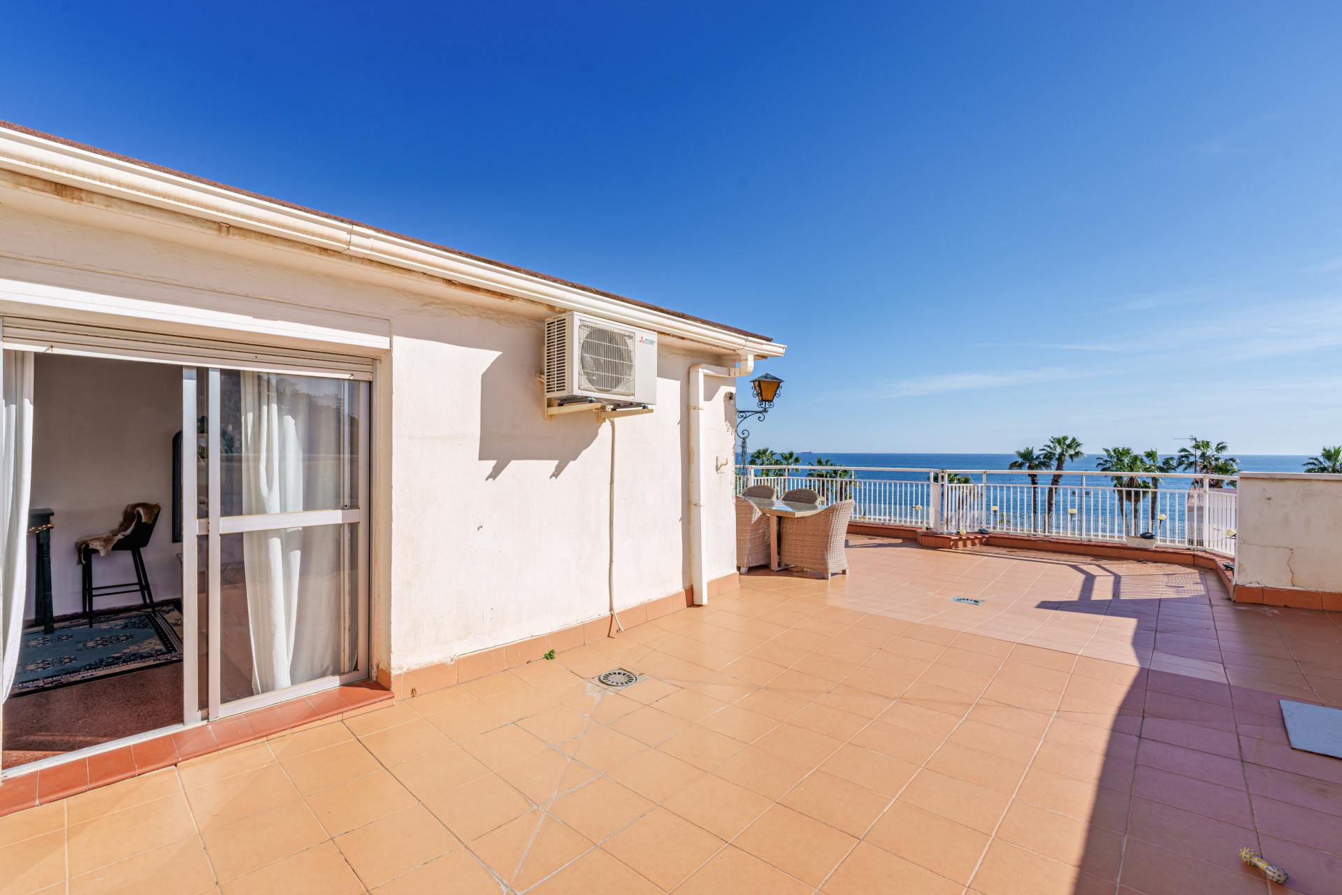 Ruim penthouse aan het strand met uitzicht op zee in El Limonar in Malaga