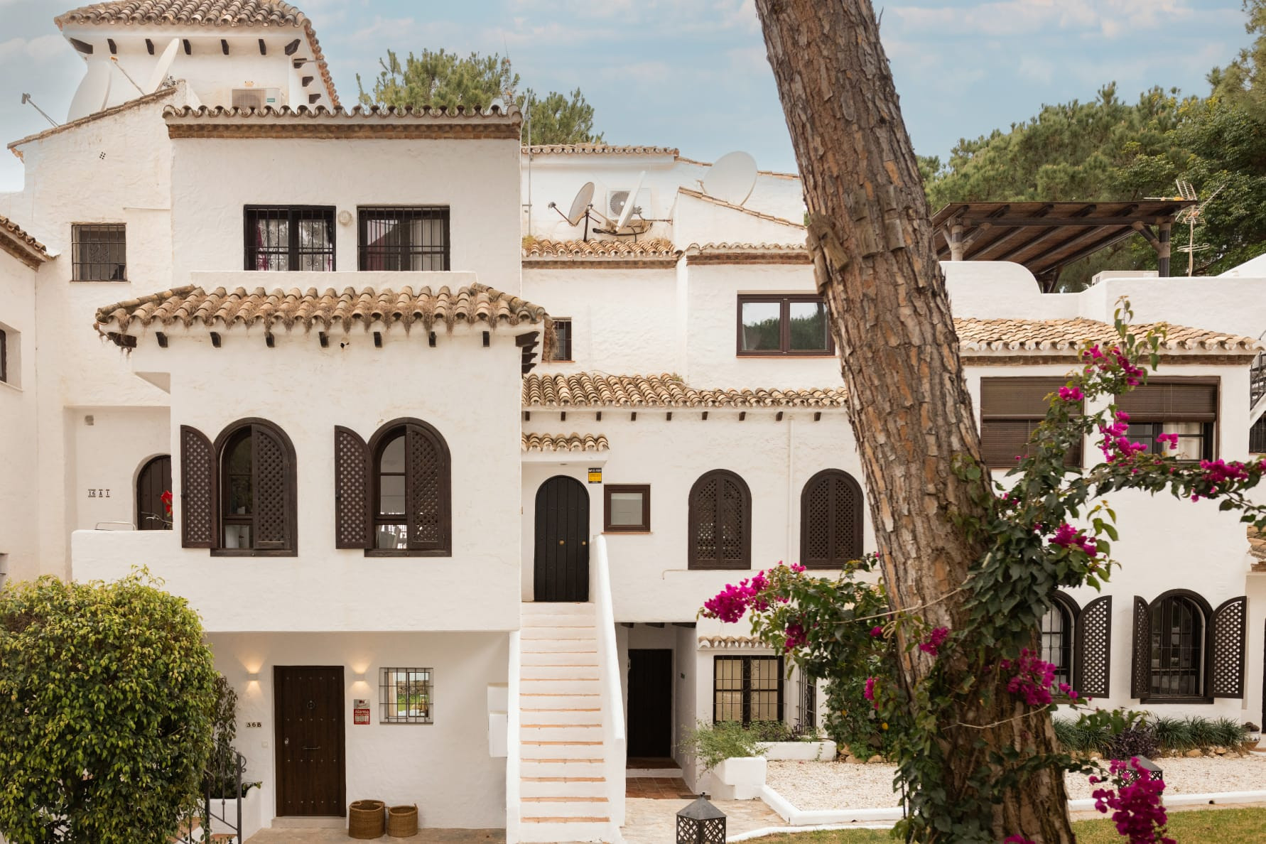 Exquisitely renovated garden apartment in Los Pinos de Aloha in Nueva Andalucia