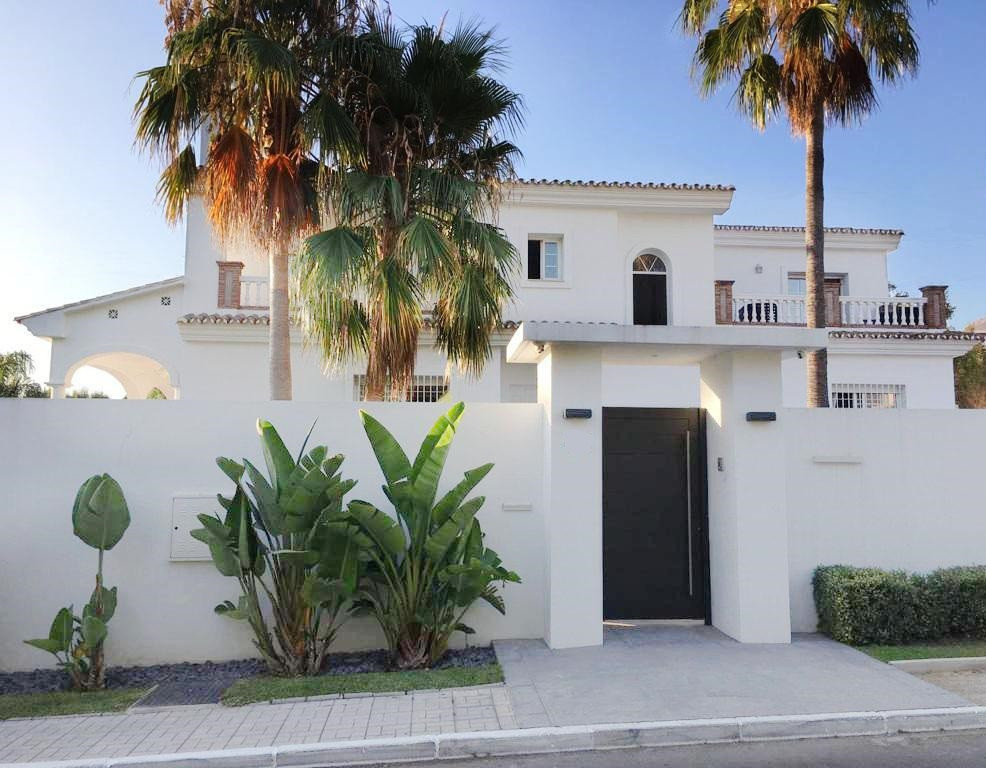 Lovely family villa in Atalaya de Río Verde in Nueva Andalucia