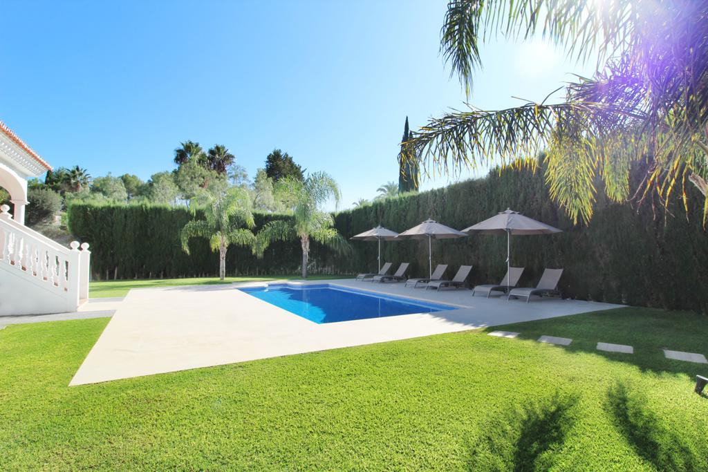 Lovely family villa in Atalaya de Río Verde in Nueva Andalucia