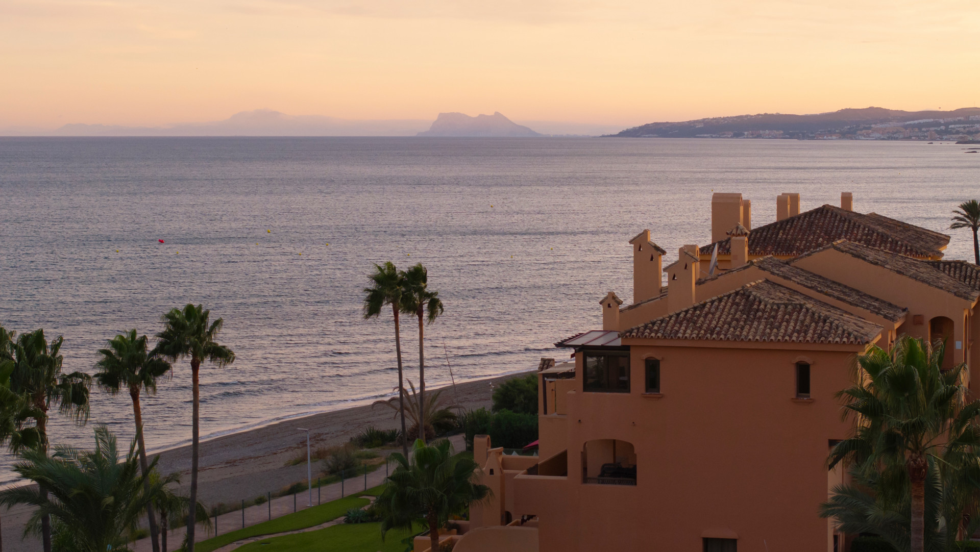 Lujoso apartamento en primera línea de playa en Estepona