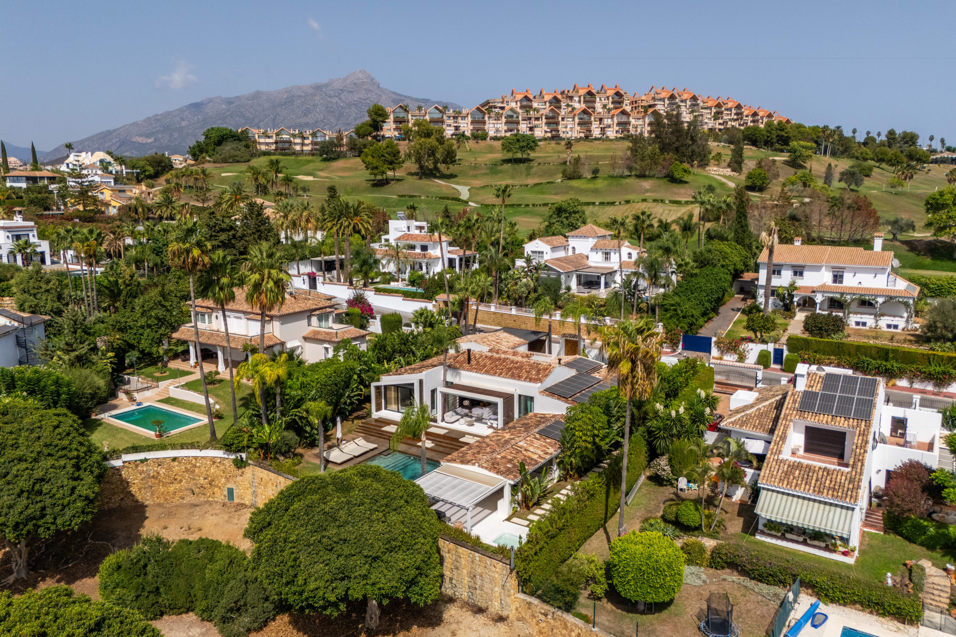 Villa design en première ligne dans un complexe fermé à Nueva Andalucía à Nueva Andalucia