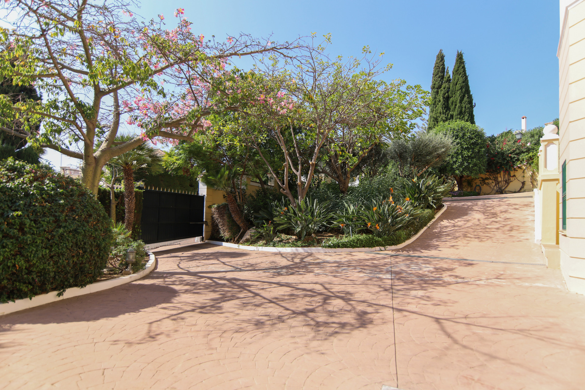 Een klassieke, grote villa in El Paraiso Alto in Benahavis