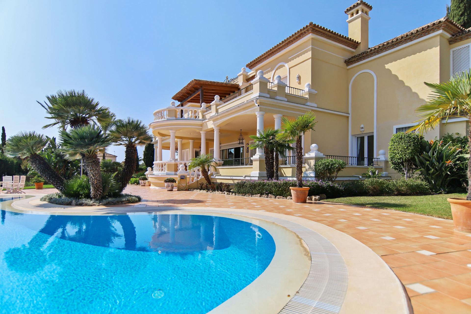 A classic large villa located in El Paraiso Alto in Benahavis