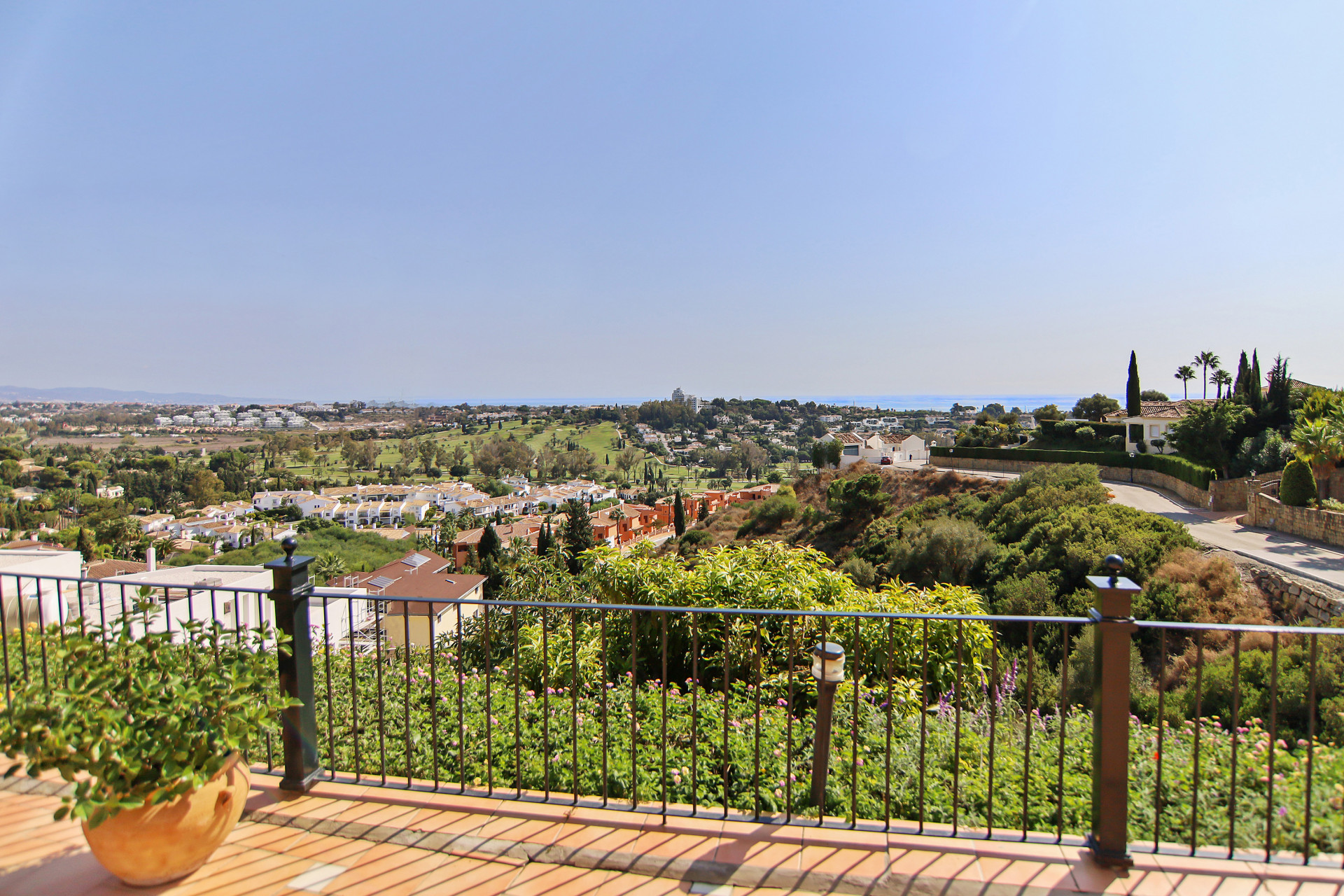 A classic large villa located in El Paraiso Alto in Benahavis