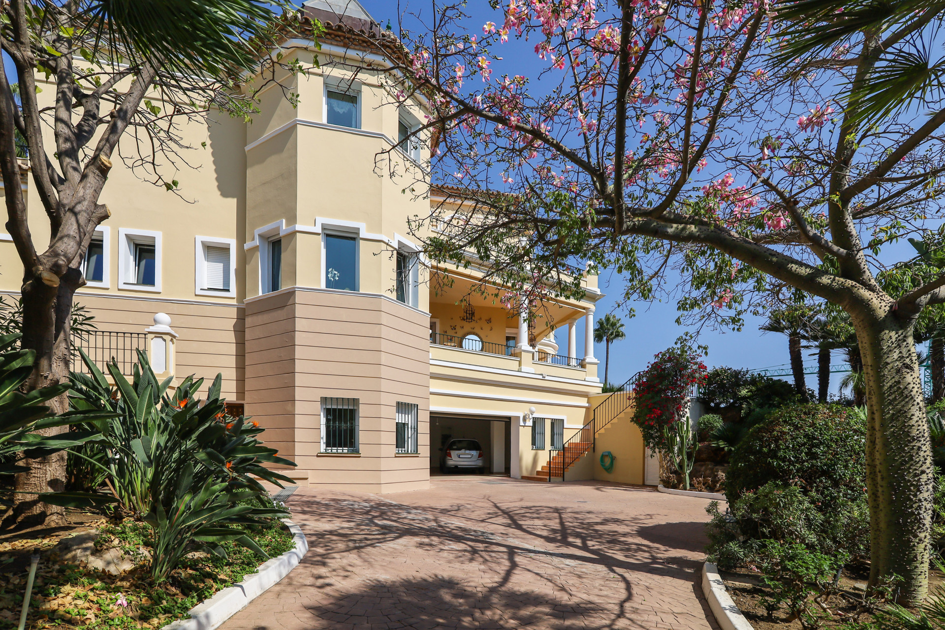 A classic large villa located in El Paraiso Alto in Benahavis