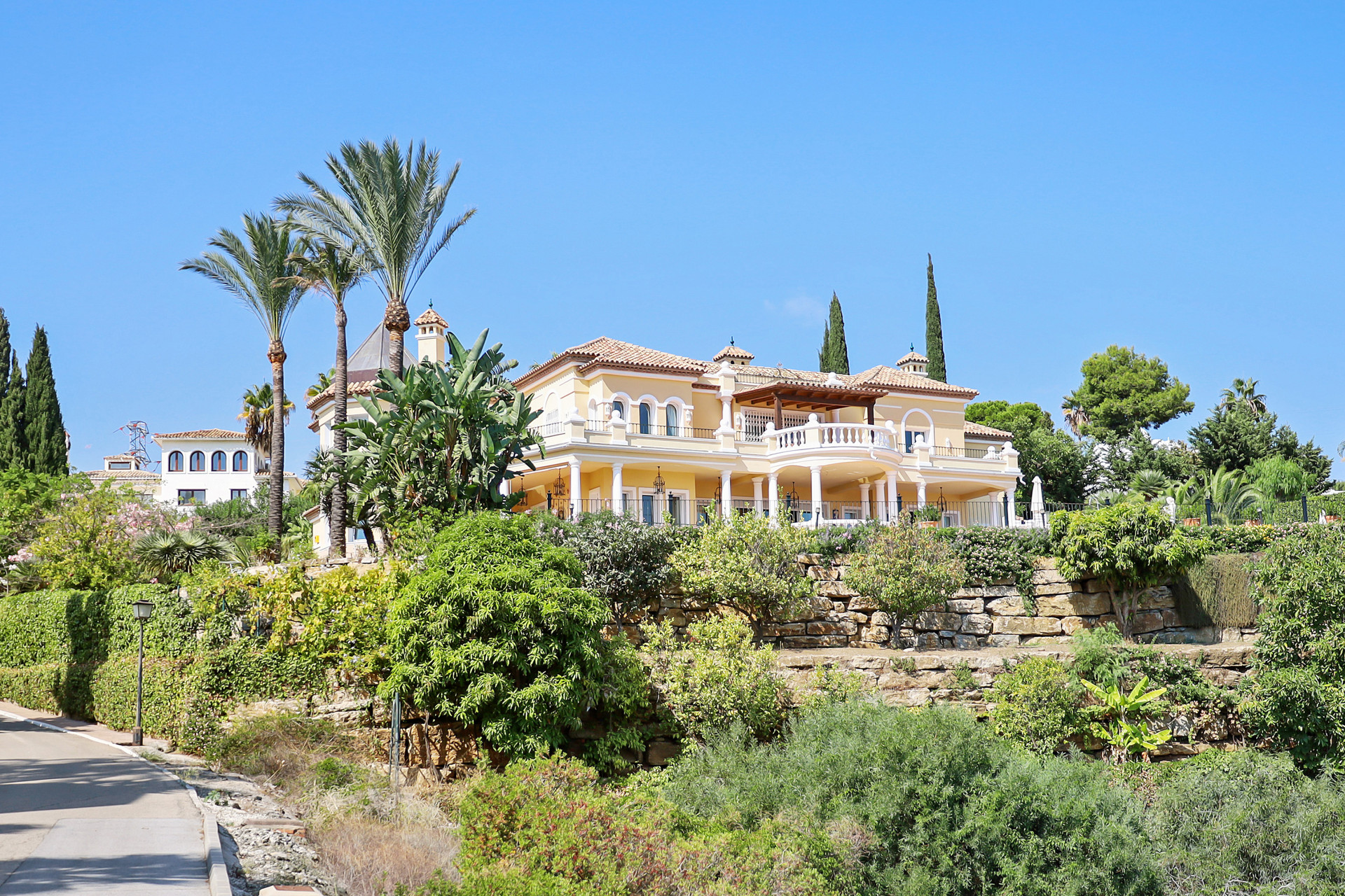 A classic large villa located in El Paraiso Alto in Benahavis