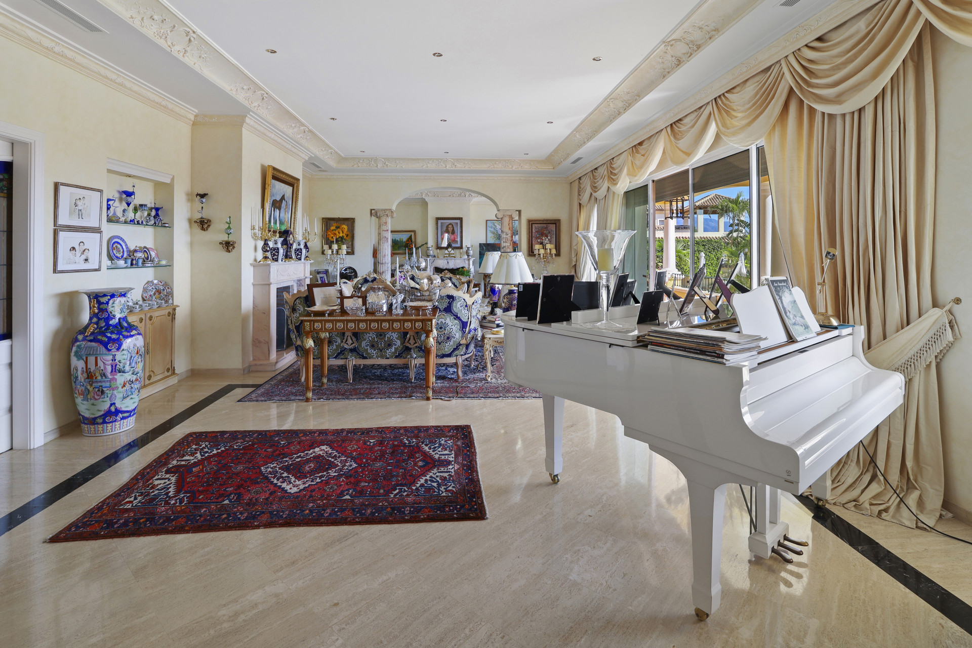 A classic large villa located in El Paraiso Alto in Benahavis