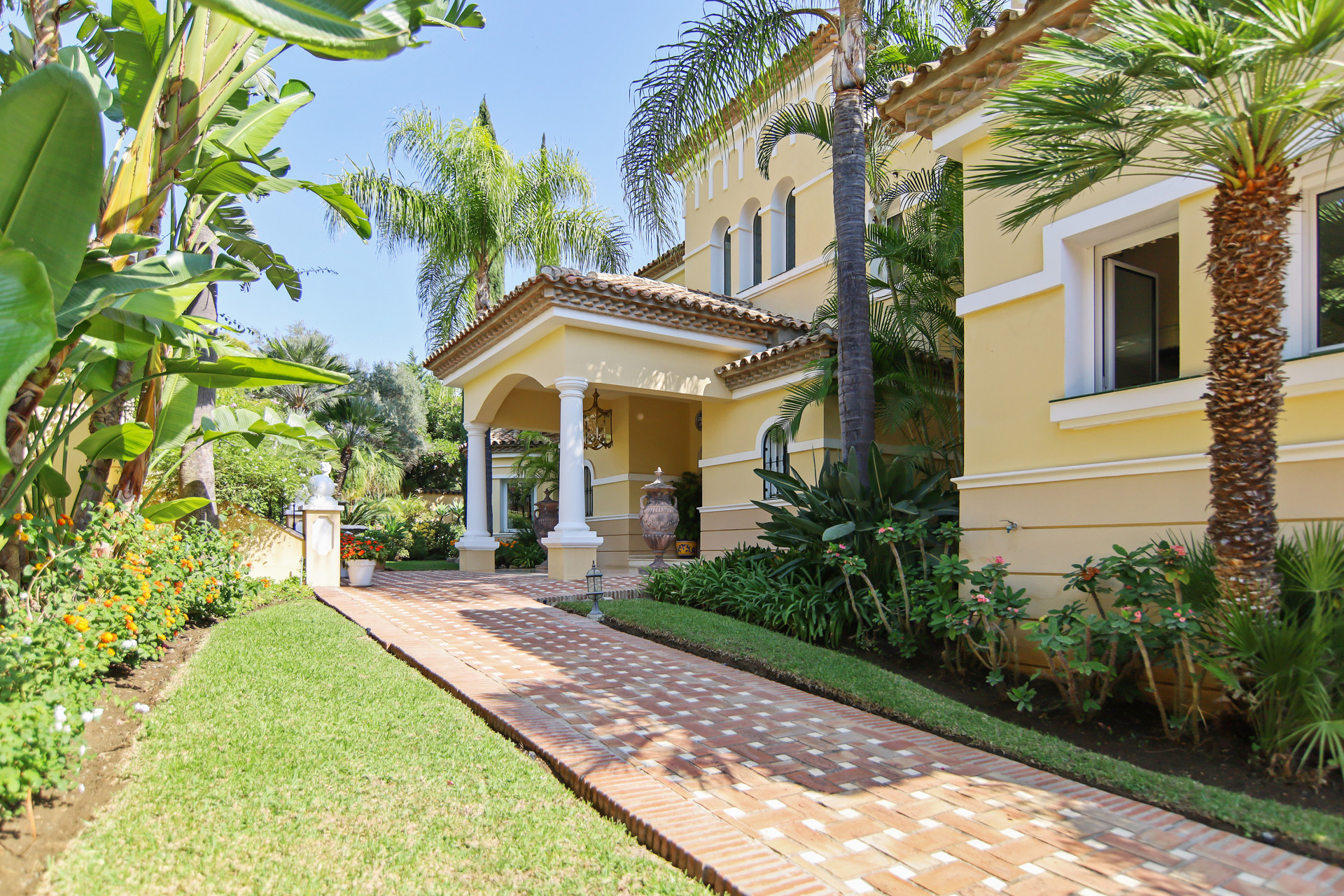 A classic large villa located in El Paraiso Alto in Benahavis