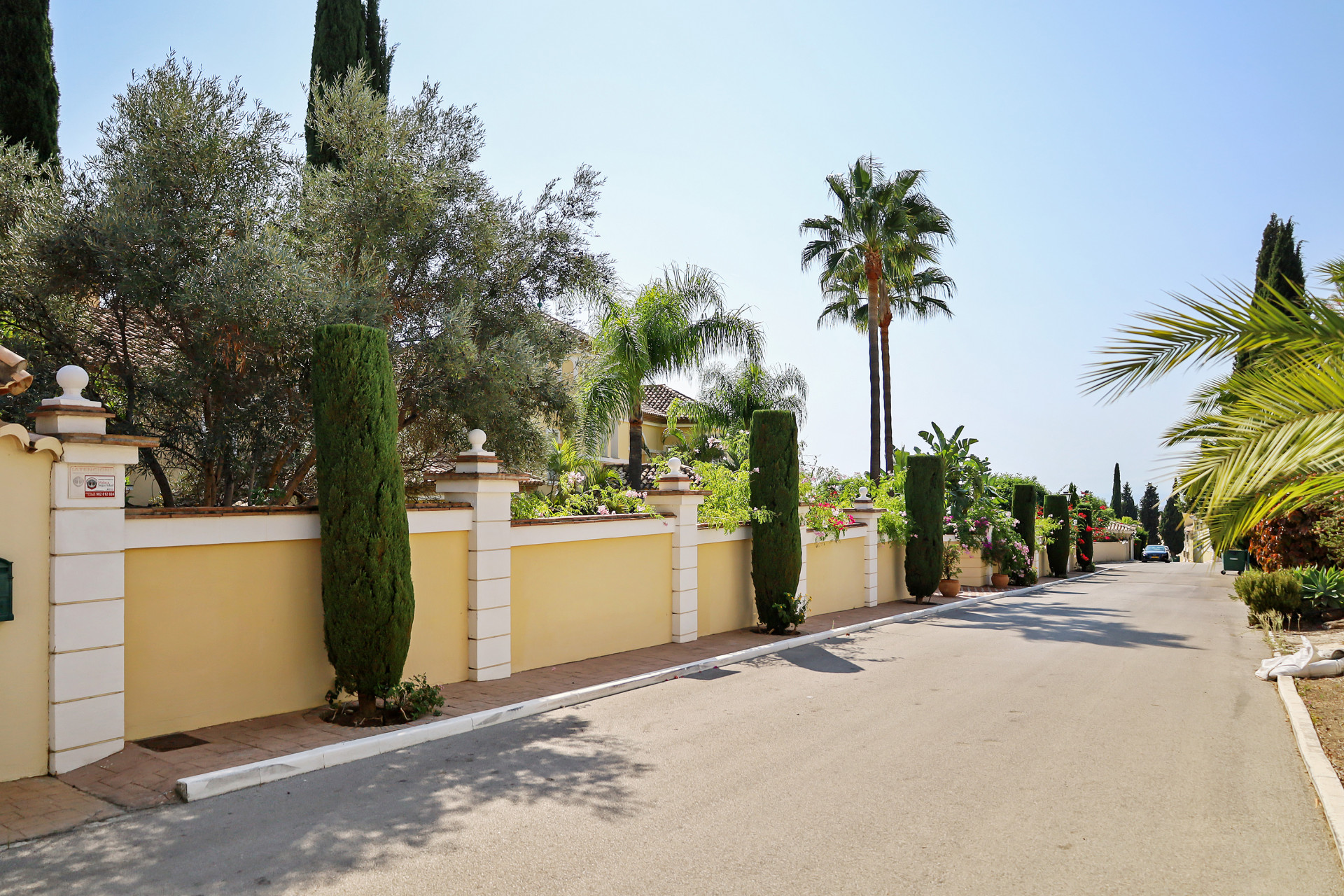 A classic large villa located in El Paraiso Alto in Benahavis