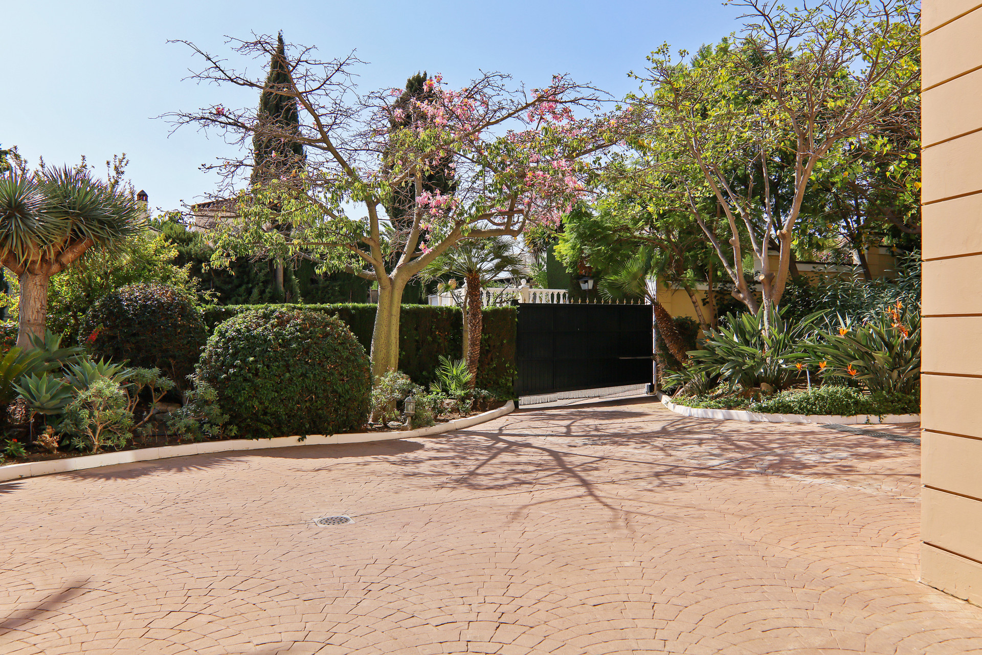 A classic large villa located in El Paraiso Alto in Benahavis