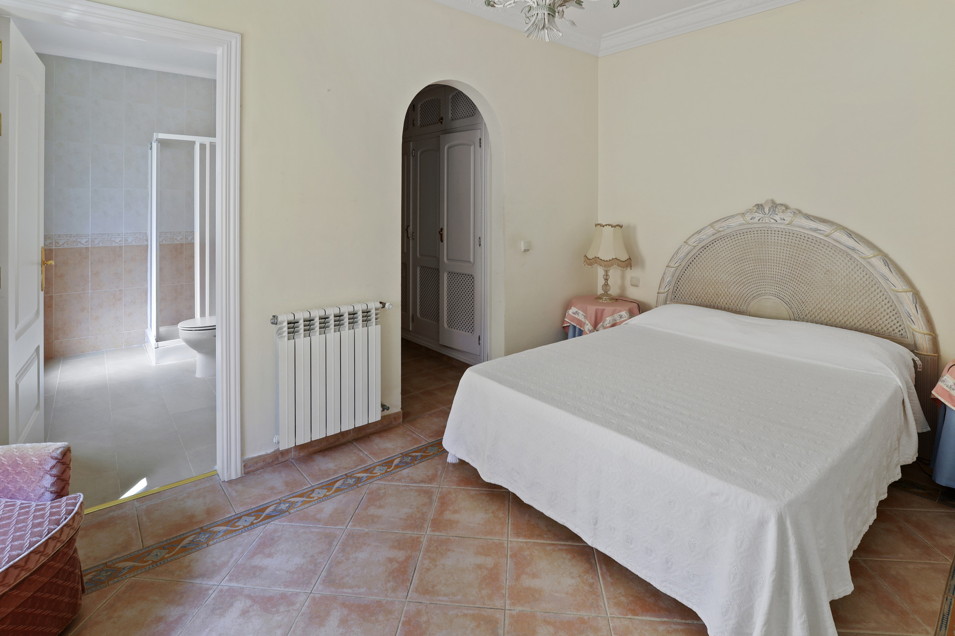 A classic large villa located in El Paraiso Alto in Benahavis