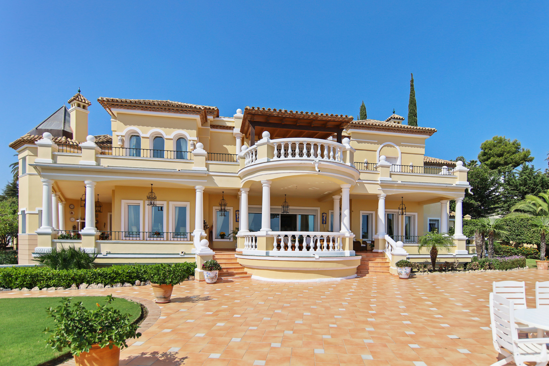 A classic large villa located in El Paraiso Alto in Benahavis