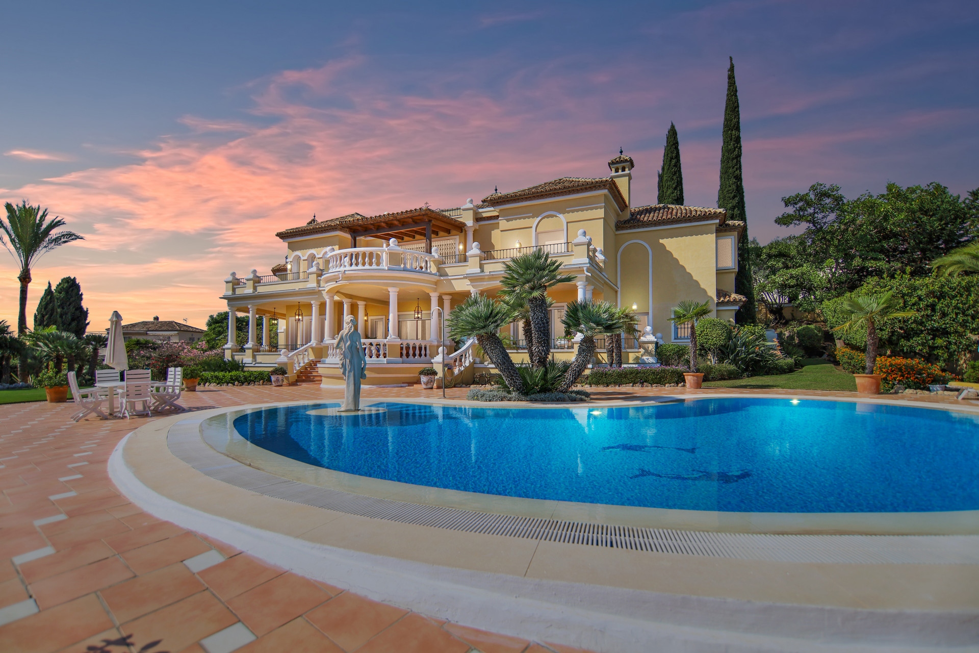 A classic large villa located in El Paraiso Alto in Benahavis