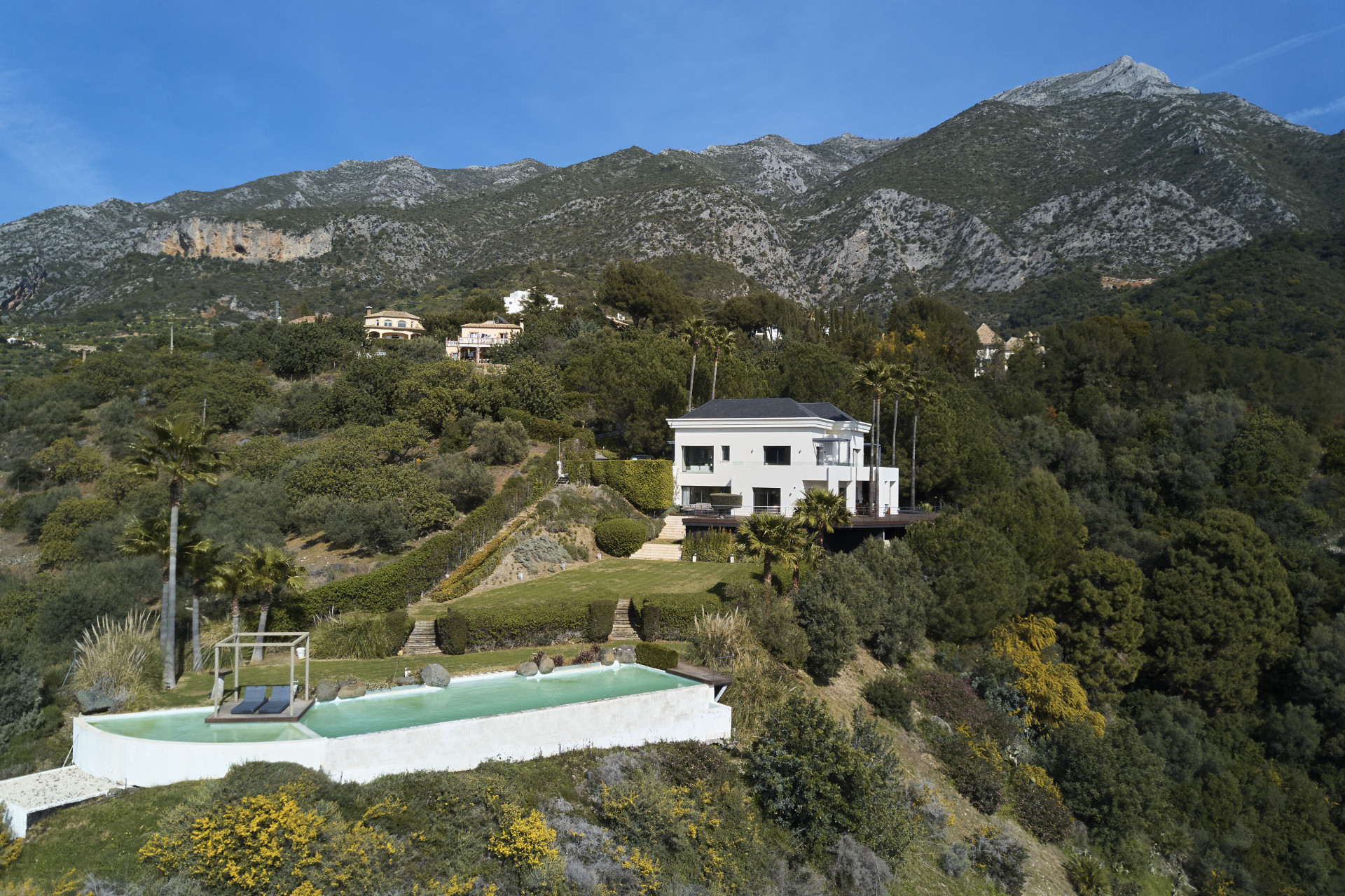 Une superbe villa de luxe de 5 chambres à coucher sur la route d'Istan à Istan